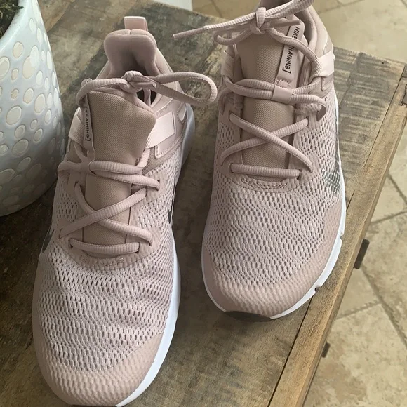 Nike legend women’s essential trainers. - Picture 3 of 7